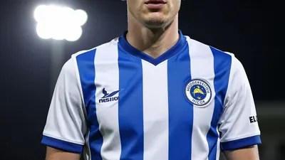 Huddersfield Town are in advanced talks to sign free-agent midfielder Archie Collins, a sought-after player in League One
